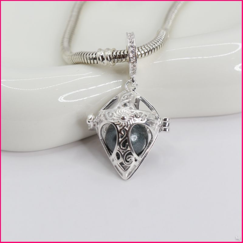 Charm "Llamador de Ángel Corazón Gótico": Protección con Estilo ✨