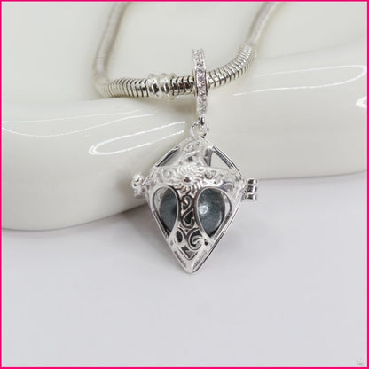 Charm "Llamador de Ángel Corazón Gótico": Protección con Estilo ✨