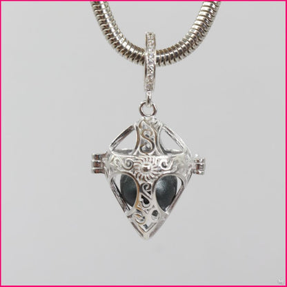 Charm "Llamador de Ángel Corazón Gótico": Protección con Estilo ✨