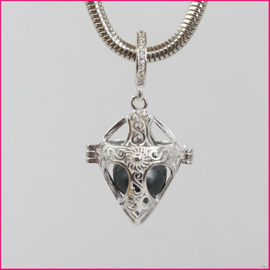 Charm "Llamador de Ángel Corazón Gótico": Protección con Estilo ✨