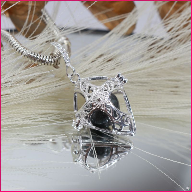 Charm "Llamador de Ángel Corazón Gótico": Protección con Estilo ✨