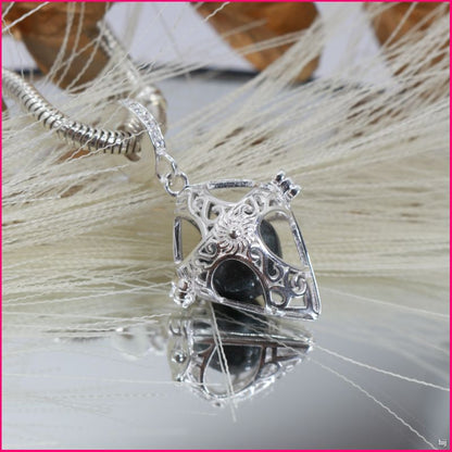 Charm "Llamador de Ángel Corazón Gótico": Protección con Estilo ✨