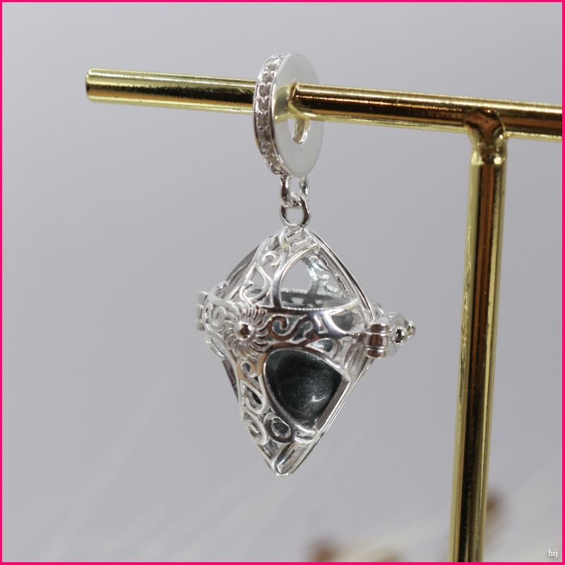 Charm "Llamador de Ángel Corazón Gótico": Protección con Estilo ✨